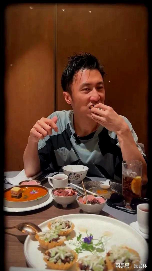 餐画面曝光 四哥谢贤精神状态成焦点开元棋牌谢霆锋45岁生日 