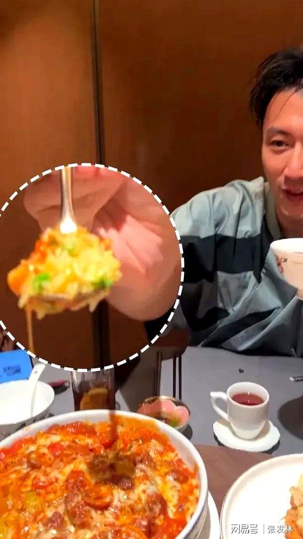 餐画面曝光 四哥谢贤精神状态成焦点开元棋牌谢霆锋45岁生日 带父母聚(图2)