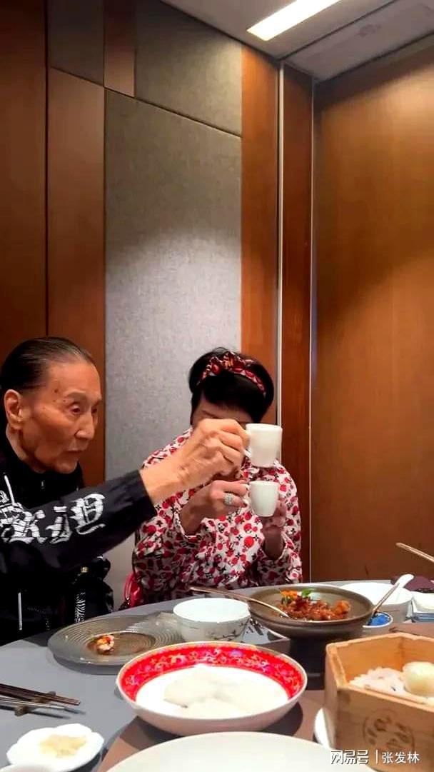 餐画面曝光 四哥谢贤精神状态成焦点开元棋牌谢霆锋45岁生日 带父母聚(图4)