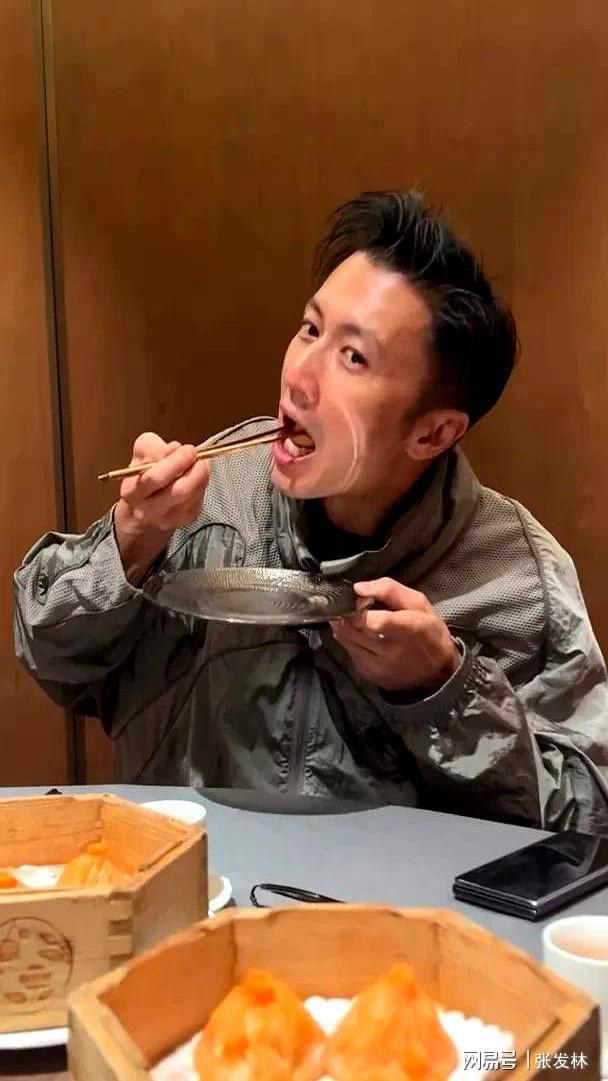 餐画面曝光 四哥谢贤精神状态成焦点开元棋牌谢霆锋45岁生日 带父母聚(图6)