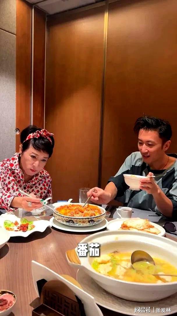 餐画面曝光 四哥谢贤精神状态成焦点开元棋牌谢霆锋45岁生日 带父母聚(图8)