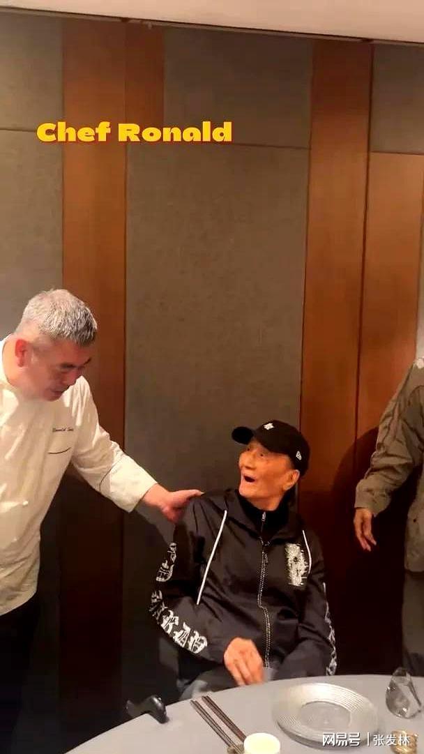 餐画面曝光 四哥谢贤精神状态成焦点开元棋牌谢霆锋45岁生日 带父母聚(图7)