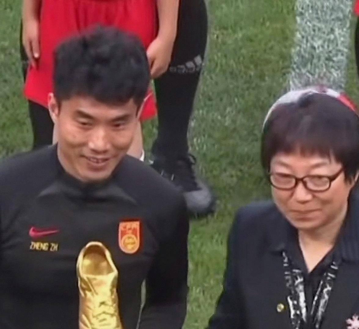 这套房子不靠夸张材料取胜靠把日常打理到发光干净到能映出灯具的轮廓开元棋牌46岁秦岚的豪宅爆了全屋精致温暖一尘不染刚好适合两个人住(图7)